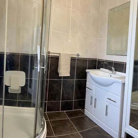 Semesterbostad Dinnys Cottage, Free Parking, Bike Hire